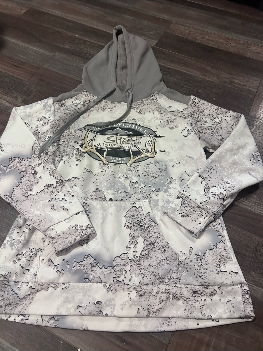 SHE OUTDOOR White Logo Camo Pull Over women’s Long Sleeve Hoodie M